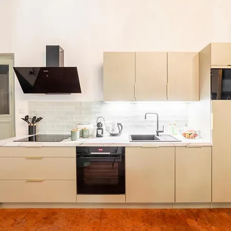Le Victor Clim Entre Arenes & Maison Carree Апартаменты *